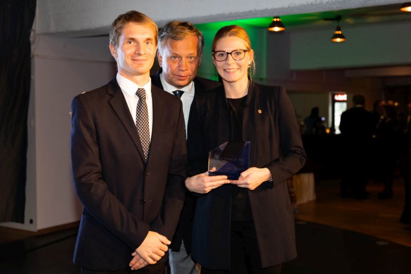 Aasta Võistkond 2019 - jaht Sugar 3 - tiimi liikmed Marjaliisa Umb (fotol paremal) ja Karl Robert Trink (fotol vasakul) ning Eesti Jahtklubide Liidu president Egon Elstein Foto autor: Tiit Aunaste